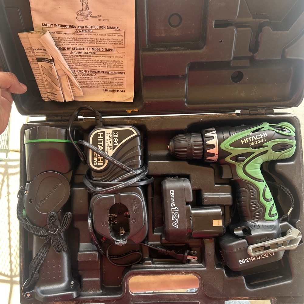 Hitachi DS 12DVF3 12V Drill Driver Flashlight Combo 2 Batteries and Charger